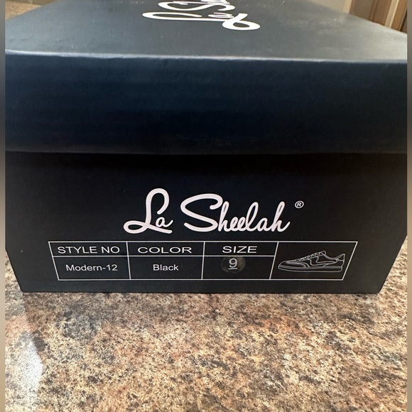 La Sheelah Modern White Stripe Detail Sneaker Size 9 Black Lace Up Round Toe - Picture 12 of 12